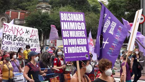 Mujeres-Del-Movimiento-Feminista-Protestan-Contra-El-Presidente-Bolsonaro-En-La-Avenida-Paulista