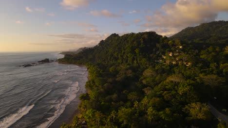 Unglaubliche-Luftaufnahme-Bei-Sonnenuntergang-Am-Wunderschönen-Strand-Von-Dominicalito-In-Costa-Rica