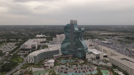 Umlaufende-Antenne-Der-Dramatischen-Architektur-Des-Seminole-Hard-Rock-Hotels