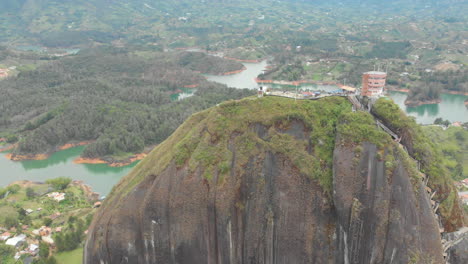 Vista-Aérea-Del-Monolito-Piedra-Del-Peñol-En-Guatape,-Antioquia---Tiro-De-Drone