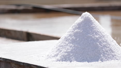 Stapel-Von-Natürlichem-Salz,-Das-Auf-Einem-Holztisch-In-Den-Salinen-Von-Rio-Maior-In-Rio-Maior,-Portugal,-Trocknet