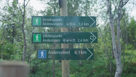 Hiking-Trail-Sign-In-A-Forest-At-Anderdalen-National-Park,-Senja,-Norway