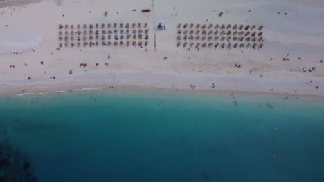 Luftaufnahme-Eines-Strandes-Mit-Vielen-Sonnenschirmen
