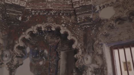 Innenansicht-Des-Jain-Tempels-In-Nagarparkar-Mit-Torbögen-Mit-Schnitzereien-Und-Gemälden