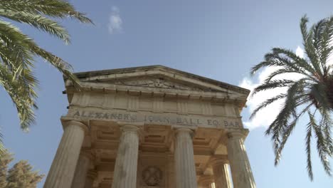 Vista-Panorámica-Del-Antiguo-Templo-En-Los-Jardines-Inferiores-De-Barrkka-En-Valletta