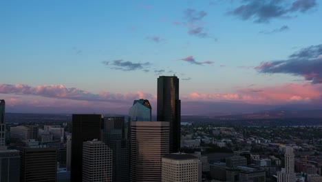 Schwenkantenne-Der-Skyline-Der-Innenstadt-Von-Seattle-Inmitten-Eines-Wunderschönen-Rosafarbenen-Sonnenuntergangs