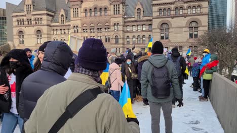Menschen-In-Toronto-Versammeln-Sich-Auf-Dem-Nathan-Phillips-Square-Und-Protestieren-Gegen-Die-Russische-Invasion-In-Der-Ukraine