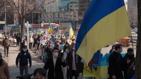 Ukrainer-Gehen-Mit-Fahnen-Und-Plakaten-Durch-Die-Innenstadt-Von-Seoul,-Um-Gegen-Die-Russische-Invasion-Zu-Protestieren