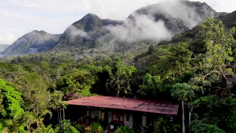 Hacienda-houses-at-Valle-de-Anton-in-central-Panama-inside-extinct-volcano-crater,-Aerial-rising-shot