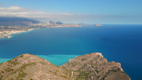Luftaufnahme-Des-Naturparks-Serra-Gelada-Mit-Türkisfarbenem-Wasser-Im-Mittelmeer