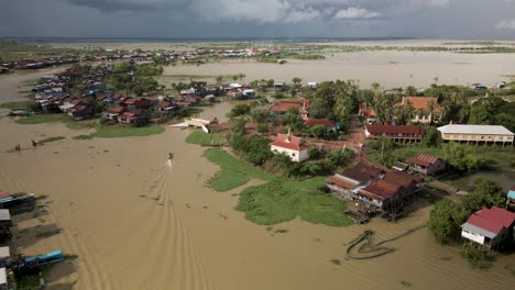 Aldea-Inundada-Durante-La-Temporada-De-Los-Monzones,-Sudeste-De-Asia