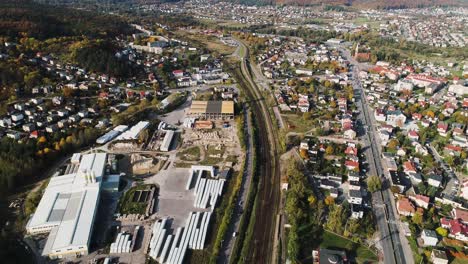 Eine-Drohnenaufnahme-Der-Wichtigsten-Intercity-Straße-Und-Des-Von-Feldern-Umgebenen-Eisenbahnviadukts