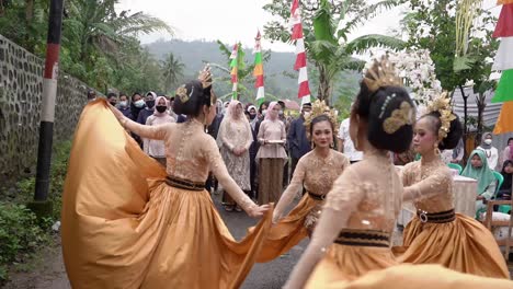 Lengser-Ist-Eine-Traditionelle-Sundanesische-Zeremonie-Zur-Begrüßung-Des-Bräutigams-Bei-Einer-Hochzeitsveranstaltung-In-Indonesien