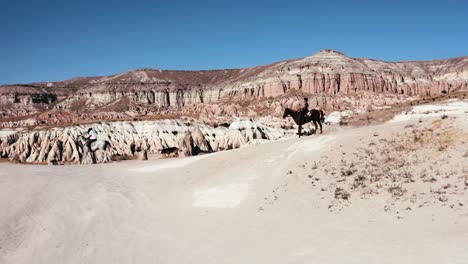 Gruppe-Von-Touristen,-Die-Mit-ATV-Quads-Durch-Die-Wüste-Fahren