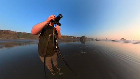 Ein-Fotograf-Filmt-Am-Strand-Von-Bandon-Mit-Goldenem-Licht