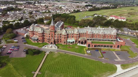 Luftbild-Von-Slieve-Donard-Resort-And-Spa-In-Newcastle-An-Einem-Sonnigen-Tag,-County-Down,-Nordirland
