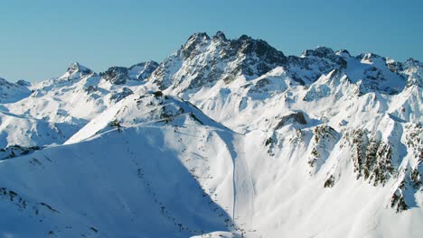 Panoramablick-Auf-Das-Hochalpine-Skigebiet-Mit-Großen-Skipisten-Und-Modernen-Skiliften-In-Den-österreichischen-Alpen