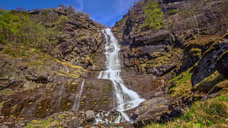 Schnelle,-Schnelle-Aufnahme-Von-Latefossen,-Einem-Der-Meistbesuchten-Wasserfälle-Norwegens,-Der-Sich-In-Der-Nähe-Von-Skare-Und-Odda-In-Der-Region-Hordaland-In-Norwegen-Befindet