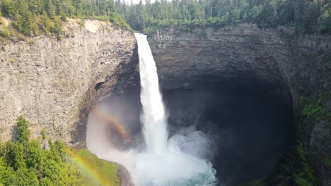 Tall-and-powerful-Helmcken-Falls-in-the-beautiful-and-scenic-Wells-Gray-Provincial-Park-in-British-Columbia,-Canada