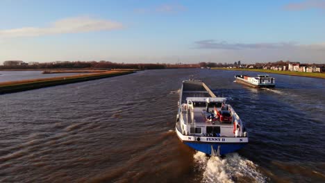 Heckansicht-Des-Binnencontainerschiffs-Fenny-II-Entlang-Des-Flusses-Noord