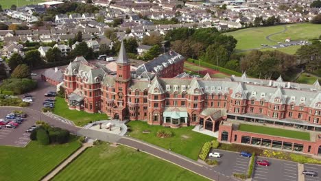 Luftbild-Von-Slieve-Donard-Resort-And-Spa-In-Newcastle-An-Einem-Sonnigen-Tag,-County-Down,-Nordirland