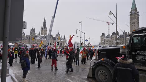 Freiheitskonvoi-Trucker-Proteste-In-Der-Innenstadt-Von-Ottawa,-Ontario,-Kanada,-Winter-2022,-Covid-19,-Anti-Vax--Und-Anti-Masken-Vorschriften,-Demonstranten-Schwenken-Fahnen