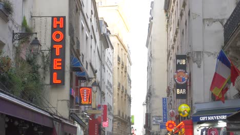 Gente-Caminando-En-La-Calle-Con-Hotel,-Pub,-Restaurantes-Y-Tienda-De-Souvenirs-En-El-Barrio-Latino-De-París,-Francia