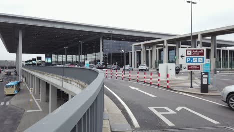 Toma-De-Establecimiento-Del-Edificio-De-La-Terminal-Del-Aeropuerto-De-Berlín-Brandenburg