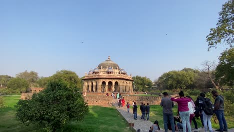 Menschen-Besuchen-Das-Grab-Von-Isa-Khan