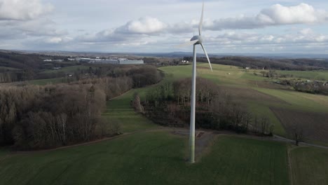Schnell-Drehende-Windmühle,-Die-An-Einem-Bewölkten-Wintertag-In-Deutschland-Auf-Einem-Grünen-Feld-Steht