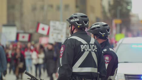 Polizisten-In-Calgary-Protestieren-Aus-Nächster-Nähe,-Langsamer-Montag,-5.-Februar-2022