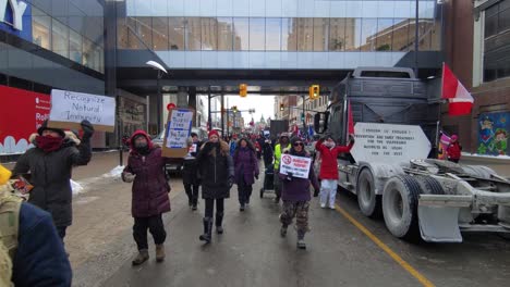 Menschen-Transportieren-Lastwagen,-Die-In-Kanada-Protestieren