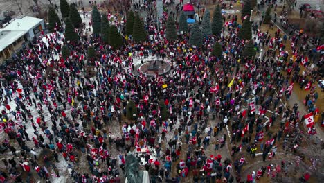 Menschenmenge-Mit-Redner-Zieht-Sich-Weit-Aus-Dem-Calgary-Protest-Heraus,-12.-Februar-2022