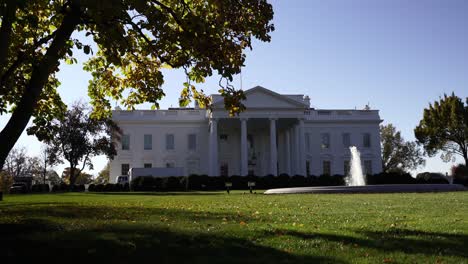 Ikonisches-Gebäude-Des-Weißen-Hauses-Des-Präsidenten-Der-Vereinigten-Staaten,-Handgehaltene-Schwenkansicht-Von-Rechts