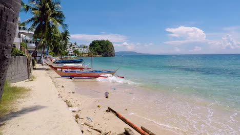 An-Einem-Sonnigen-Tag-In-Puerto-Galera,-Philippinen,-Können-Sie-Friedlich-An-Einem-Wunderschönen-Weißen-Sandstrand-Spazieren-Gehen