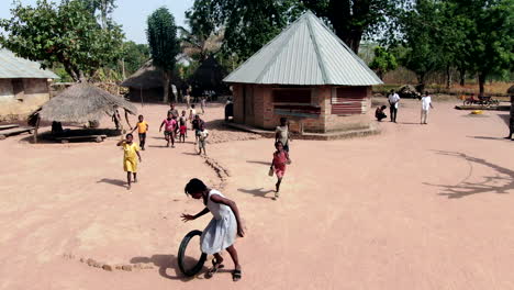 Niños-En-Un-Pueblo-Rural-En-África-Occidental-Jugando-En-El-Camino-De-Tierra-Roja