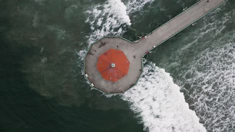 Luftaufnahme-Umkreisendes-Roundhouse-Aquarium-In-Manhattan-Beach,-Kalifornien