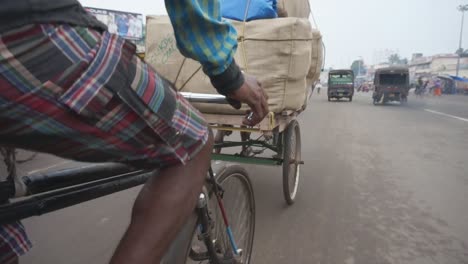 Cámara-Enfocada-En-Las-Piernas-Del-Tirador-De-Rickshaw-En-El-Templo-De-Jagannath-En-Diciembre-De-2014,-Destacando-El-Arduo-Trabajo-Y-El-Esfuerzo-Que-Se-Necesita-Para-Tirar-De-Un-Rickshaw