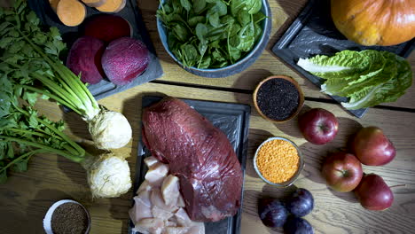 Frisches-Rohes-Fleisch-Und-Gemüse-Zum-Kochen-Von-Zutaten-Auf-Einem-Küchentisch