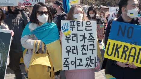 Ukrainische-Bürger-Protestieren-In-Der-Stadt-Seoul-Gegen-Den-Krieg,-Nachdem-Russland-Mit-Der-Invasion-Der-Ukraine-Begonnen-Hatte