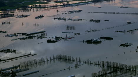 Häuser-Und-Bauernhöfe-Unter-Wasser-Nach-Überschwemmungen-Durch-Regen-Aus-Der-Luft
