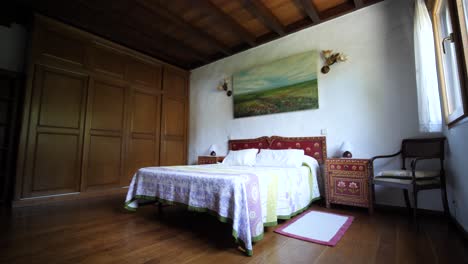 Klassisches-Holzschlafzimmer-Mit-Doppelbett-In-Einer-Ferienvilla-In-Spanien