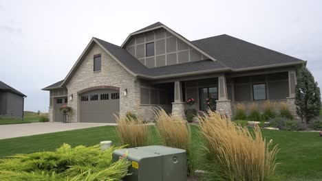 Suburban-home-located-on-a-golf-course-in-Iowa