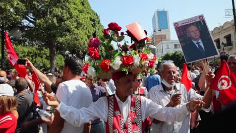 Einheimische-Tragen-Ein-Traditionelles-Kostüm-Und-Einen-Hut-Mit-Blumen-Während-Einer-Protestkundgebung-Zur-Unterstützung-Des-Präsidenten-In-Tunis,-Tunesien