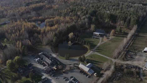 Drohnen-Luftaufnahme-Eines-Wunderschönen-Grundstücks-Im-Herbst-Mit-Einem-Großen-Teich-Und-Einer-Reihe-Alter-Gebäude-In-Der-Region-Ottawa