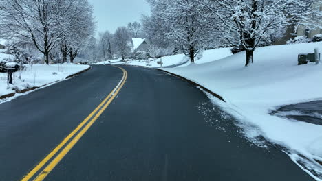 Sicht-Des-Fahrers-In-Einer-Verschneiten-Winterszene-Mit-Häusern-In-Der-Nachbarschaft-Und-Häusern,-Nachdem-Der-Schneesturm-Bäume-Bedeckt-Hat