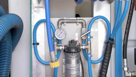 Hochdruckwaschschlauchsystem-Und-Pumpenregler-Zur-Reinigung-Von-Industriestandorten,-Dolly-Rechts-In-Nahaufnahme