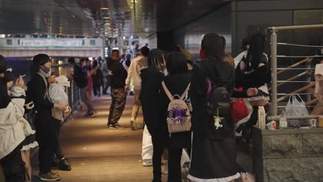 Japanische-Jugendliche-Treffen-Sich-Zur-Halloween-Straßenparty-Unter-Der-Dotonburi-Brücke