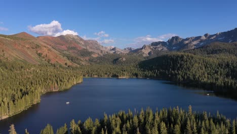 Ruhige-Landschaft-Am-Lake-Tahoe,-Berge-Der-Sierra-Nevada,-USA---Drohnenaufnahme-Aus-Der-Luft