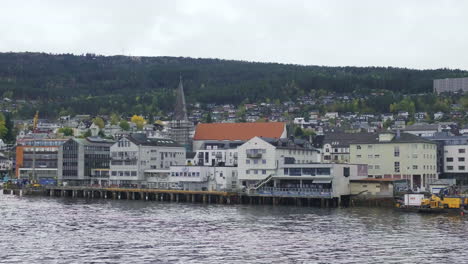 Hafen-Von-Molde-Mit-Blick-Auf-Die-Kathedrale-Von-Molde-Im-Landkreis-Møre-Og-Romsdal-In-Norwegen